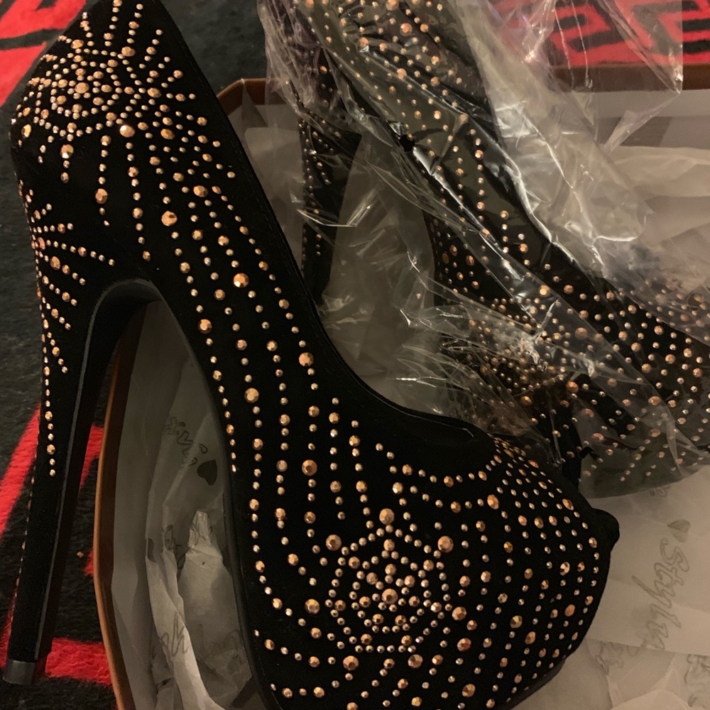 BN BLACK PEEP-TOE PUMPS w/Gold Accents TRIM Sz7